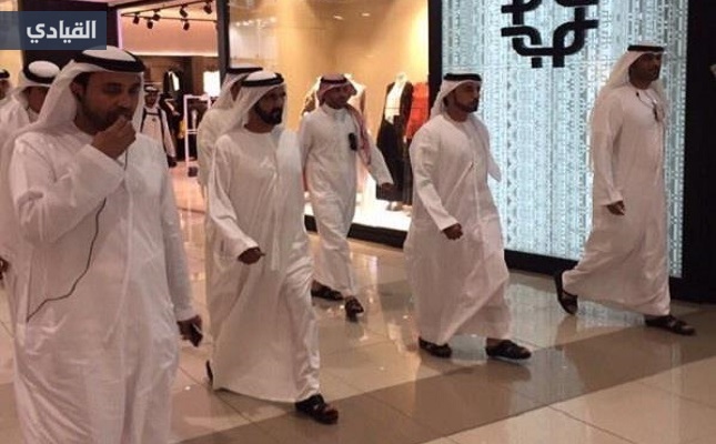 بالفيديو والصور: جولة للشيخ محمد بن راشد في أحد مولات دبي.. شاهد رد فعل الحضور